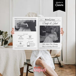 Op de afbeelding: Een zwart-wit trouwkrant die door een persoon wordt vastgehouden. De krant bevat foto's van een stel en de kop "Wedding News Emily & Jack". Tekst bevat "Two Souls, One Destiny, They're Getting Married!" en "Made in Canva".