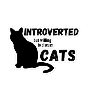 Könnte beinhalten: Schwarz-weißer Aufkleber mit einer Silhouette einer Katze und dem Text "Introvertiert, aber bereit, über Katzen zu diskutieren".