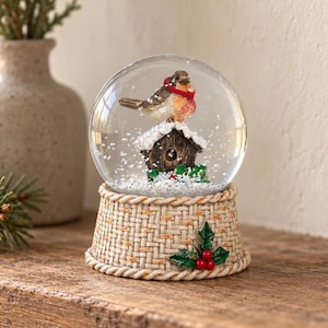 Mini-Rotkehlchen-Weihnachtsschneekugel, Waldvogelhaus-Ornament (8,5 cm)