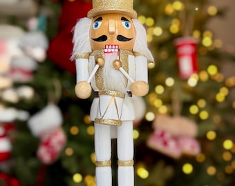 Quebra-nozes branco e dourado de 25 cm pintado à mão - Decoração clássica de madeira