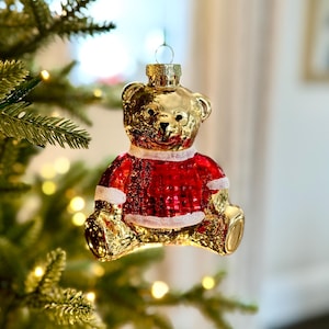 Adorno navideño de oso de cristal dorado con chaqueta roja - Adorno de osito festivo hecho a mano