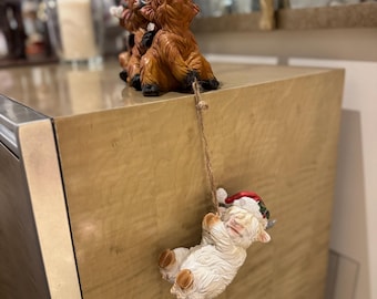 Adorno navideño de vaca de las Tierras Altas: una divertida figura festiva.