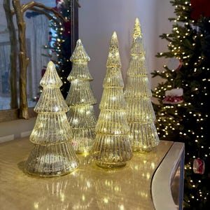 Reeks Decoratieve Gouden Bogen Met Horizontaal Die Lint, Op Wit Wordt Geïsoleerd Gouden Boog Voor Giftdecor Image131567837