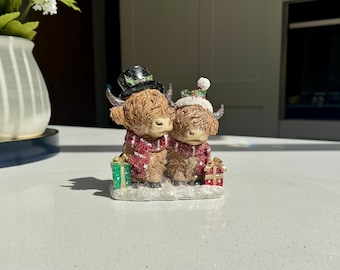 Adorno navideño de vaca de las Highlands - Figura festiva con gorro navideño