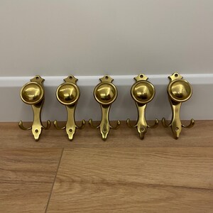 Vintage 1970er Jahre Wandhaken aus Massivem Messing - 5er Set - Salvated Home Decor