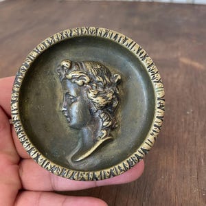 Antyczna mosiężna klamka do drzwi z lat 1900. – profil Lady Cameo – ciężki, zabytkowy sprzęt z odzysku