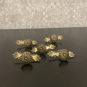 Set di 5 pomelli per cassetti vintage anni '20 in ottone massiccio – Accessori a goccia con motivo floreale a raggiera e ananas