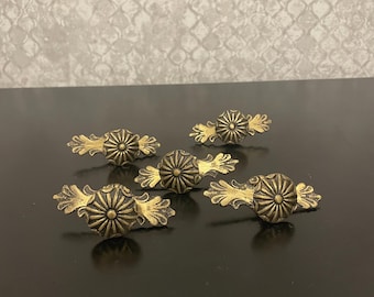 Zestaw 5 mosiężnych gałek do szuflad z lat 20. XX wieku – kwiatowy wzór promienisty ananas, Drop Hardware