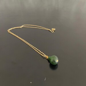 Natuurlijke nefrietjade ketting met enkele studs, vintage jaren 1970