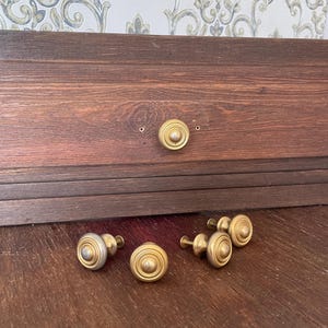 Juego de 5 pomos de metal vintage recuperados para armarios - Pátina ornamentada