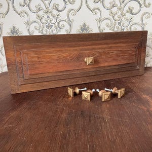 Conjunto de 5 puxadores quadrados vintage em latão maciço para gavetas – Ferragens robustas recuperadas para armários.