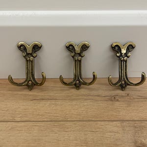 Vintage-Wandhaken aus massivem Messing - 1970er Jahre reich verzierte Kleiderhaken - 3er-Set