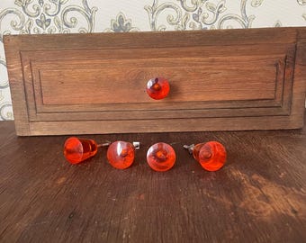 Gałki do szuflad z akrylu w stylu vintage – zestaw 5 sztuk z oryginalnymi śrubami (ok. lata 50. XX wieku)