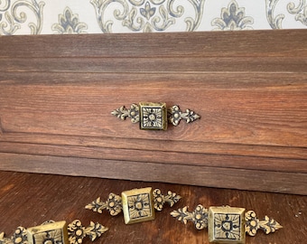 Zestaw 4 antycznych mosiężnych uchwytów do szafek z lat 20. XX wieku – Vintage Hardware Salvage