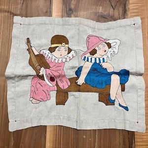 Vintage geborduurd linnen schilderij, vintage stoffenkaart, handgemaakt borduurwerk, uniek geborduurd schilderij van vrouw zittend op de bank