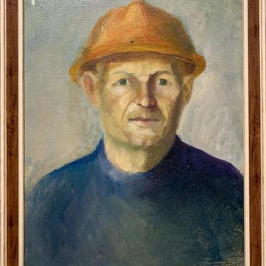 以下が含まれることがあります： 青いシャツとオレンジ色のヘルメットをかぶった男性の絵画。男性は直接鑑賞者を見つめている。絵画は写実的なスタイルで描かれている。