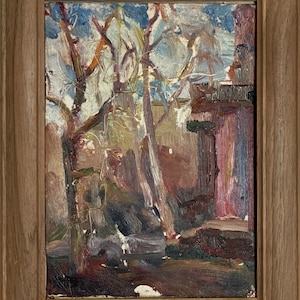 Puede incluir: Una pintura al óleo enmarcada que representa una escena de paisaje con árboles y un edificio en el fondo. La pintura está realizada en un estilo suelto e impresionista, con pinceladas visibles. Los colores son apagados y terrosos, con tonos de marrón, verde y azul.