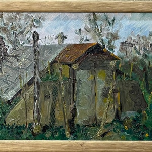 Könnte beinhalten: Ölgemälde eines rustikalen Gebäudes mit braunem Dach und verwitterten Wänden, inmitten grüner Vegetation. Das Kunstwerk ist in einem hellen Holzrahmen gerahmt und fängt eine ländliche Szene im impressionistischen Stil ein.