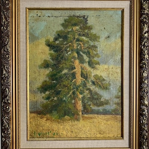 Könnte beinhalten: Ein antikes Ölgemälde eines hohen Kiefernbaums auf einem Feld vor einem bewölkten Himmel. Das Kunstwerk ist in einem dekorativen Goldrahmen mit aufwendigen Details gerahmt. Die Farben des Gemäldes umfassen Grün-, Braun- und Goldtöne.