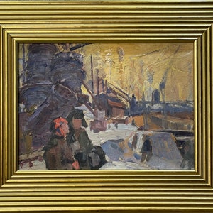 Könnte beinhalten: Ölgemälde in einem goldenen Rahmen, das eine Industrieszene mit Figuren darstellt. Das Kunstwerk weist gedämpfte Töne von Braun, Grau und Gelb auf, mit sichtbaren Pinselstrichen. Das Thema des Gemäldes scheint eine Stadt- oder Industrielandschaft zu sein.
