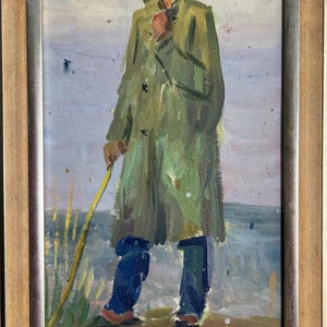 Peut inclure: Une peinture à l'huile dans un cadre en bois représentant une silhouette vêtue d'un long manteau vert olive et d'un pantalon bleu, debout en extérieur. La silhouette tient un fin bâton jaune près d'herbes hautes devant un ciel et une eau bleu pâle. La signature est Пy36.