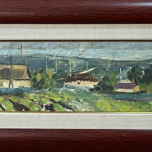 Op de afbeelding: Een ingelijst olieverfschilderij dat een landelijk landschap afbeeldt met twee huizen, waarvan er één een rieten dak heeft, tegen een achtergrond van glooiende heuvels en weelderig groen.