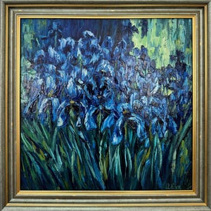 以下が含まれることがあります： 青いアヤメの花が咲く油絵。緑の葉と薄緑色の背景があります。 金色の裏地が付いた、グレーがかった緑色の木製フレームに入っています。 絵画はテクスチャード加工された印象派スタイルです。