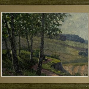 Könnte beinhalten: Ölgemälde in einem grünen Holzrahmen, das eine Landschaft darstellt. Das Kunstwerk zeigt eine Baumgruppe auf der linken Seite mit einem grünen, hügeligen Hügel im Hintergrund. Der Himmel ist bewölkt und das Gemälde hat eine gedämpfte Farbpalette.