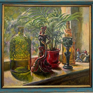Może przedstawiać: Obraz olejny przedstawiający martwą naturę z zieloną szklaną butelką, czerwoną rośliną doniczkową i figurką kobiety w czerwonej sukni. Obecne są również inne dekoracyjne szklane przedmioty. Obraz jest oprawiony w turkusową drewnianą ramę.