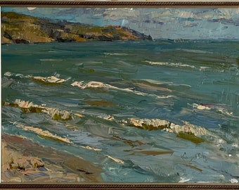 Op de afbeelding: Een olieverfschilderij op doek met een kustlandschap en een getextureerde zee in blauwe, grijze en groene tinten. De scène toont rollende golven, een zanderige kustlijn op de voorgrond en een verre klif onder een bewolkte lucht.