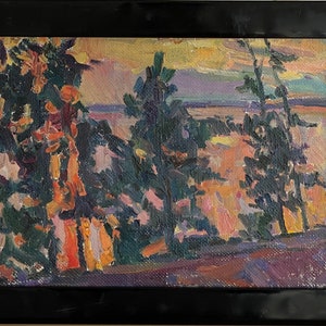 Könnte beinhalten: Ölgemälde einer Landschaftsszene, schwarz gerahmt. Das Kunstwerk zeigt Bäume und Blätter in Grün-, Orange- und Gelbtönen mit einem weichen, farbenfrohen Himmel im Hintergrund. Das Gemälde hat einen strukturierten, impressionistischen Stil.