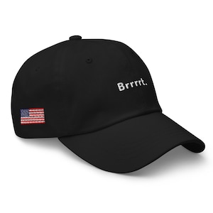 Peut inclure: Casquette de baseball noire avec un drapeau américain brodé en blanc sur le côté gauche et le texte "Brrr." brodé en blanc sur le devant.