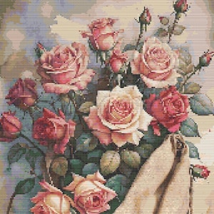 Op de afbeelding: Een boeket roze en rode rozen in een jutezak. De rozen zijn in een vaas gerangschikt en vallen uit de zak. Er liggen rozenblaadjes verspreid op de tafel onder de zak.