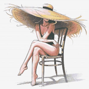 Op de afbeelding: Een vrouw in een zwarte badpak zit op een houten stoel met een grote, breedgerande strohoed op haar hoofd. De hoed is naar beneden gekanteld en bedekt haar gezicht.