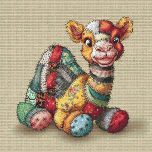 Op de afbeelding: Een kleurrijk patchwork kameel knuffel met een lachend gezicht. Het speelgoed heeft een verscheidenheid aan stofpatronen in rood, groen, geel en blauw. De oren en het gezicht van de kameel zijn warm oranje en bruin.