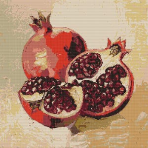 Op de afbeelding: Een close-up van een stilleven met twee granaatappels, één geheel en één opengeknipt, waardoor de rode zaden zichtbaar worden. De granaatappels liggen op een textuurrijke, beige achtergrond.