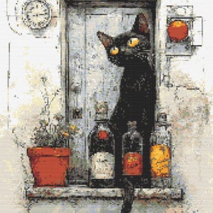 Puede incluir: Un patrón de punto de cruz que muestra un gato negro con ojos amarillos sentado en una repisa frente a una puerta. La escena incluye una maceta de terracota con flores, tres botellas de vidrio con líquidos de colores, un reloj y una esfera naranja.