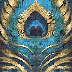 Op de afbeelding: Een close-up van een pauwenveer met een blauw en groen oog en gouden accenten. De veer is symmetrisch en heeft een gedetailleerd patroon.