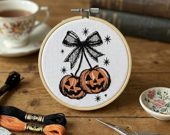 Kreuzstichmuster Kürbis-Kirschen Halloween-Schleife Wanddeko Gothic Niedlich Gruselige Kirschlaterne Stickvorlage Nadelspitze Aida PDF
