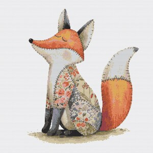 Puede incluir: Ilustración caprichosa de un zorro con los ojos cerrados, con un diseño de patchwork. El zorro tiene la cabeza y la cola naranjas, con un cuerpo adornado con tela floral y estampada. El zorro está sentado sobre una superficie marrón claro.