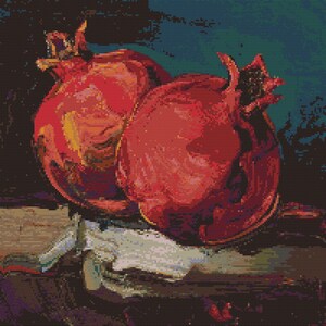 Puede incluir: Un patrón de punto de cruz que representa dos granadas de color rojo vibrante con pieles texturizadas y coronas prominentes. La fruta está representada en tonos carmesí, escarlata y naranja intenso, sobre un fondo oscuro con un paño blanco.