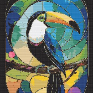 Può includere: Un'illustrazione colorata in stile vetrata di un tucano appollaiato su un ramo. Il tucan ha un grande becco arancione brillante con strisce nere e una striscia bianca al centro. Il corpo del tucan è blu e verde con piume nere. Lo sfondo è un mix di blu, verde, giallo e arancione.