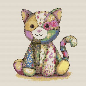 Op de afbeelding: Een kleurrijk patchwork katten speelgoed met een roze neus, gele ogen en een lange, gekrulde staart. De kat is gemaakt van verschillende stoffen met bloemenpatronen en zit op een witte achtergrond.