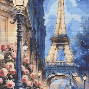 Op de afbeelding: Een schilderij van de Eiffeltoren in Parijs 's nachts. De toren is verlicht en op de voorgrond zijn er lantaarns en bloemen.