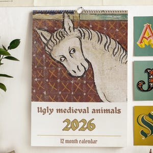 Grappige wandkalender 2026 - EU- en VK-versie - hilarische middeleeuwse kalender met dierenschilderijen, cadeau voor collega, grappig cadeau voor beste vriend