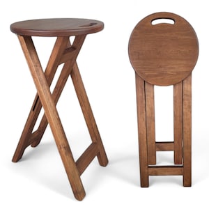 Peut inclure: Deux tabourets pliants en bois. L'un est ouvert, montrant une assise ronde avec une poignée et des pieds en biais. L'autre est plié, révélant une assise ronde similaire et des pieds verticaux. Les deux sont en bois teinté.