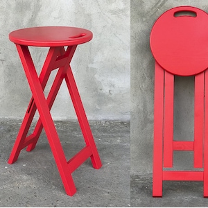 Taburete de madera plegable portátil rojo con asiento redondo y asa cómoda - Asiento compacto hecho a mano para espacios de vida modernos Elegante y compacto