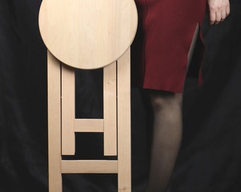 Tabouret léger, portable et pliable en bois, siège rond et poignée pratique - Sièges compacts fabriqués à la main pour les espaces de vie modernes Compact et élégant