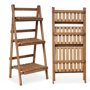 Könnte beinhalten: Zwei Pflanzenständer aus Holz, einer mit Leiterdesign und drei Ablagen, der andere mit vertikalem Design und vier Ablagen.