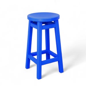Op de afbeelding: Een blauwe houten kruk met een eenvoudig ontwerp. De kruk heeft een vierkante basis en een ronde zitting.